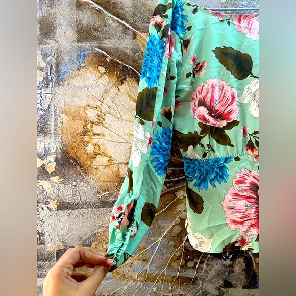 FORMAL ZARA SEA GREEN FLORAL BLOUSE WITH CUT OUT BACK AND RUCHED SLEEVES. - Picture 4 of 5
